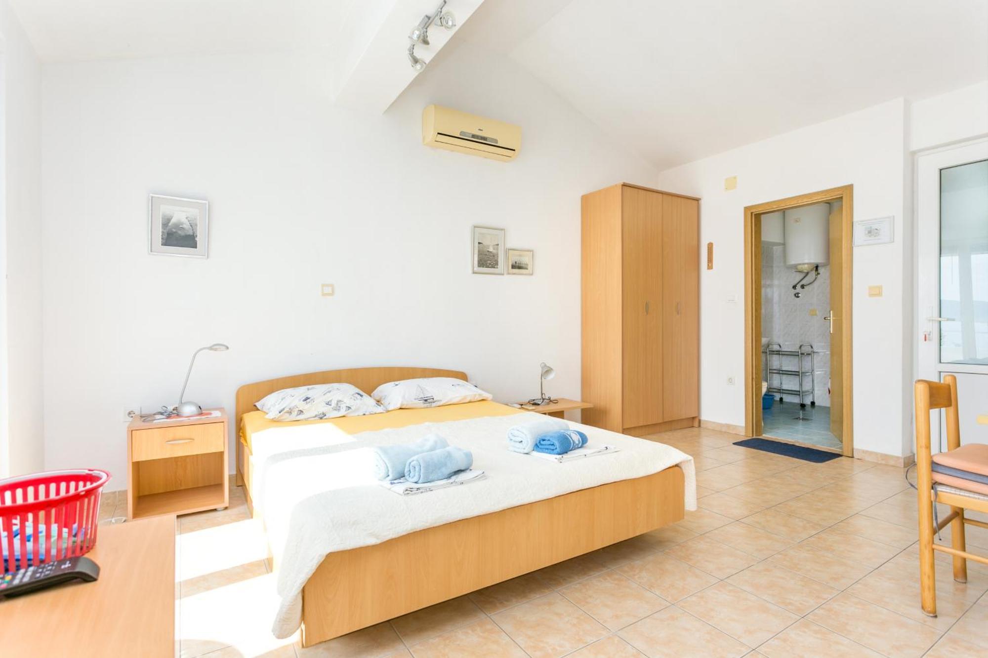 Apartments By The Sea Zivogosce - Porat, Makarska - 20207 Игране Стая снимка